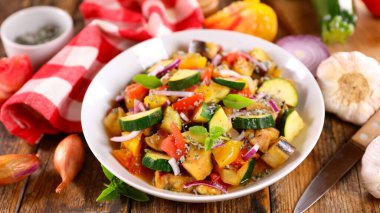 Baharatlı ve otlu ızgara sebze.