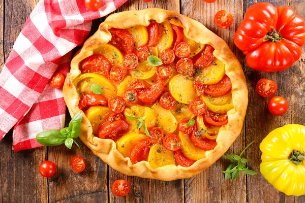 Zelfgemaakte Tomaat Quiche Met Basilicum — Stockfoto