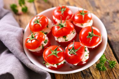 Peynir ve otlarla doldurulmuş kiraz domatesi.