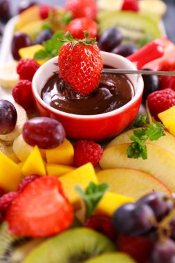 Taze meyveli çikolatalı fondü