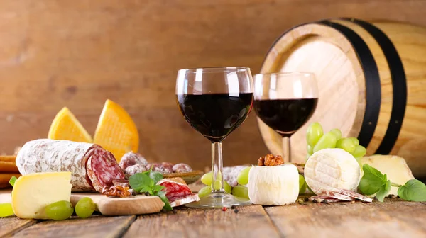 Bicchieri Vino Rosso Con Salame Formaggio — Foto Stock