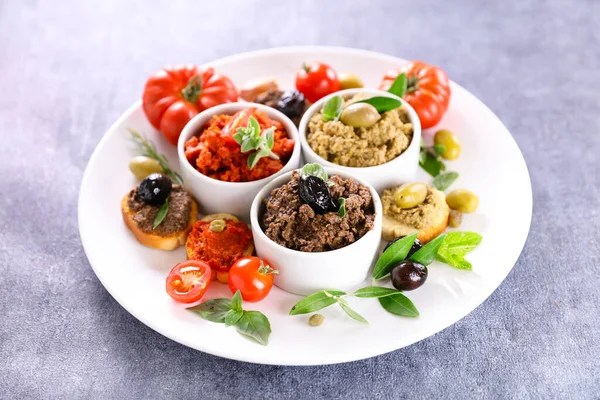 Schotel Met Assortiment Van Verschillende Tapenade Toast Brood — Stockfoto