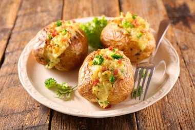 Kremalı ve otlu fırında patates