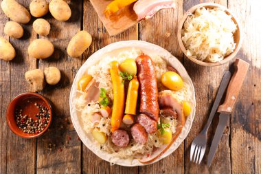 lahana lahana, patates ve sosis.