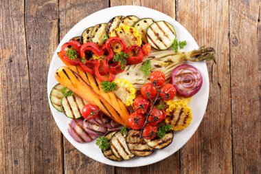 Vejetaryen barbekü ve sos.