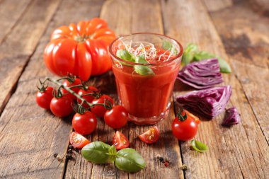 Sağlıklı içecek, sebze suyu, domates suyu veya gazpacho.