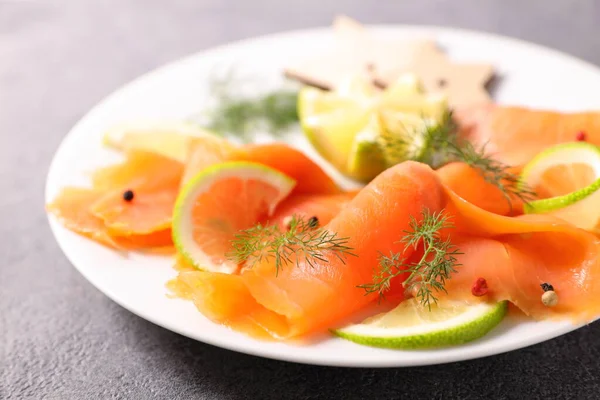 Scheibe Räucherlachs Und Zitrone — Stockfoto