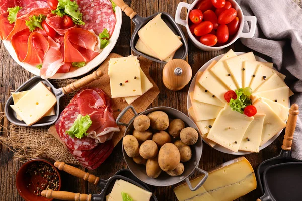 Käse Raclette Mit Kartoffel Und Fleischdressing — Stockfoto