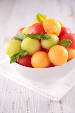 meyve salatası ve nane yaprağı kasede.