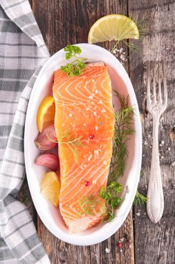 Limon ve sarımsaklı somon filetosu.