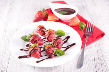 Çikolata soslu ve naneli çilek.