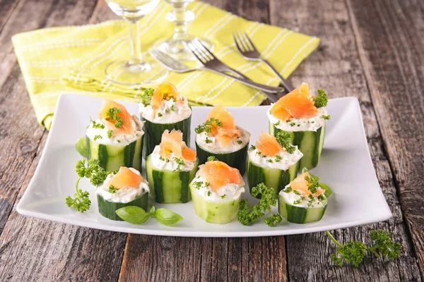 Pepino Com Queijo Creme Salmão Defumado — Fotografia de Stock