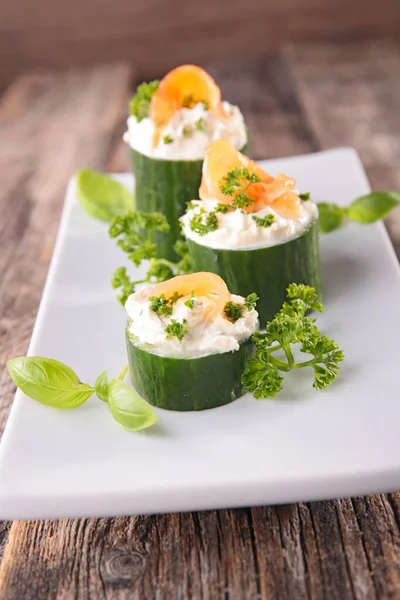 Gurke Mit Frischkäse Und Räucherlachs — Stockfoto