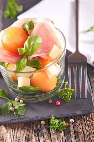 Salada Melão Com Presunto Queijo Manjericão — Fotografia de Stock