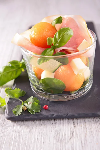 Melonensalat Mit Schinken Käse Und Basilikum — Stockfoto