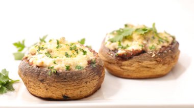 Krema ve bitkilerle doldurulmuş mantar.