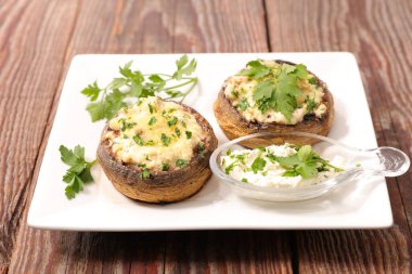 Krema ve bitkilerle doldurulmuş mantar.