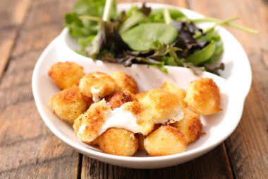 Kızarmış mozzarella çubukları ve marul.