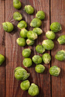 Kabak. Ahşap arka planda brussel filizi.
