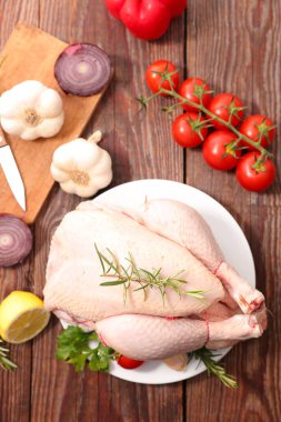 çiğ tavuk kümes hayvanları ve malzemeleri