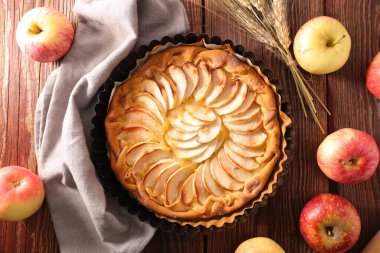 Elmalı turta ve taze elma.