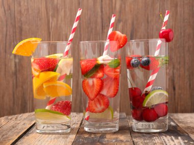 Böğürtlenli arınma meyvesi.