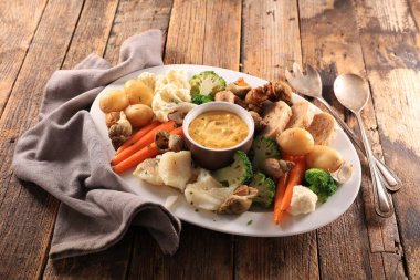 Sebze, balık ve sos.