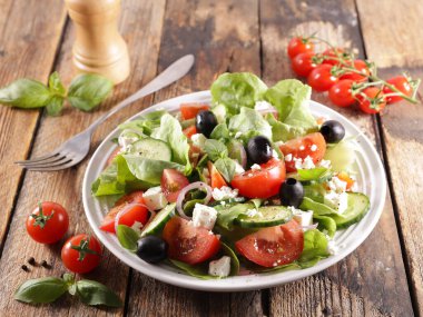 Salatalık, domates ve zeytinli sebze salatası.