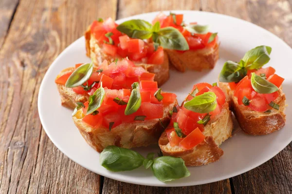 Teller Bruschettas Mit Tomate Und Basilikum — Stockfoto