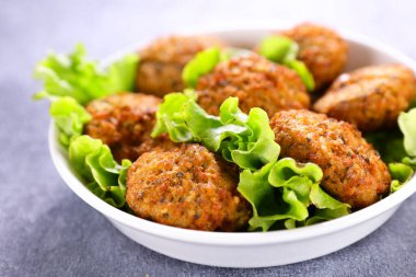 Falafel ve marul kasede