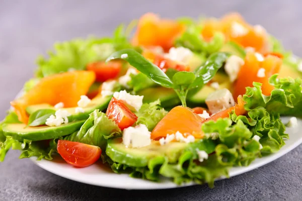 Grönsakssallad Med Avokado Och Laxfilé — Stockfoto