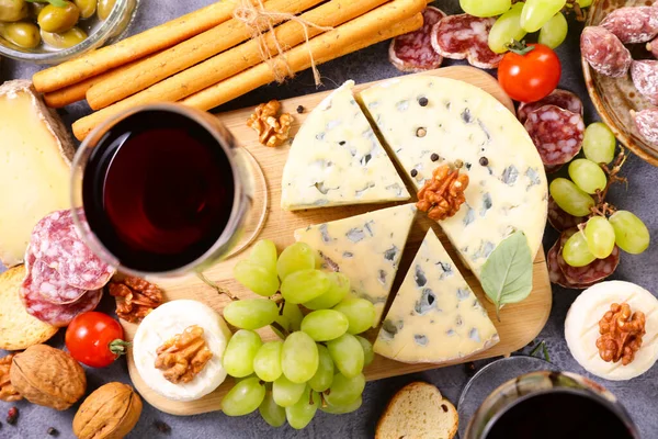 Rotwein Käse Und Salami — Stockfoto
