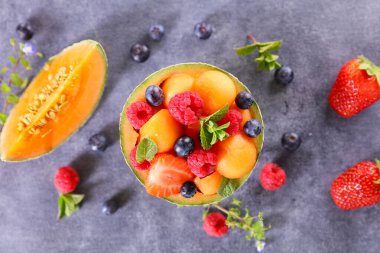 meyve salatası - kavun ve meyve