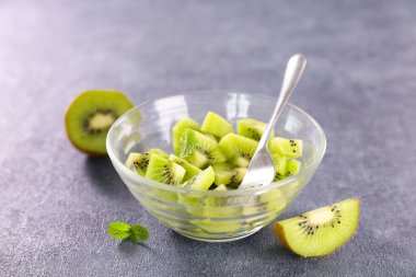 Bir kase sulu kivi salatası.