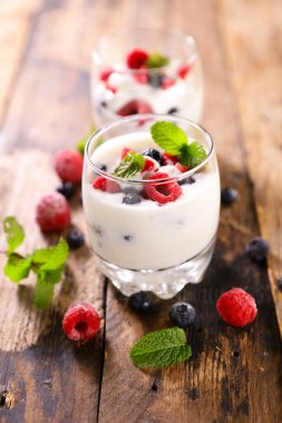 Yoğurtlu ve meyveli bardaklar