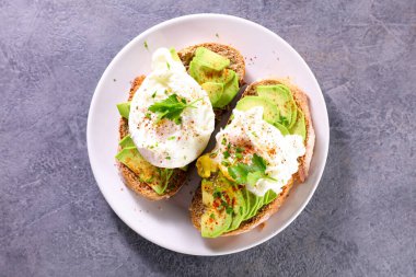 Avokado ve haşlanmış yumurtalı sandviç.