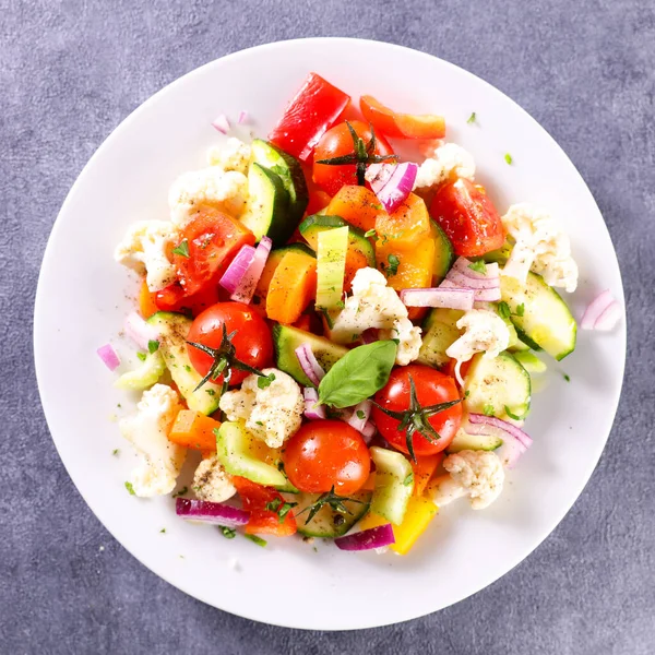 ニンジン カリフラワー トマト ズッキーニの野菜サラダ — ストック写真