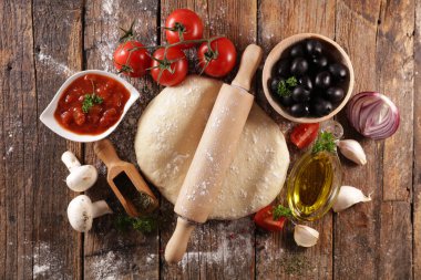 İçinde malzemeler olan çiğ hamur pizza.