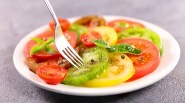 Zeytinyağı ve fesleğenli domates salatası.