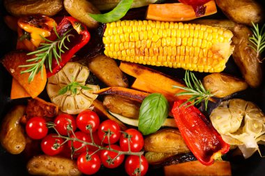 Kızarmış sebze ve baharat. 