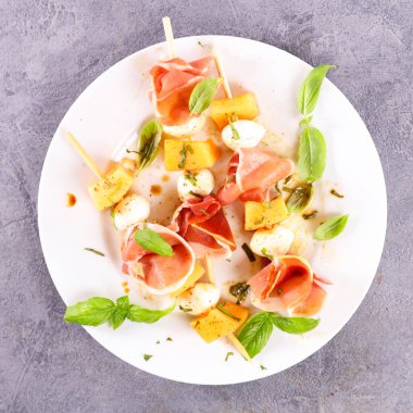 Çubuklu kavun salatası, mozzarella ve jambonlu.