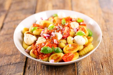 Domates soslu gnocchi ve mozzarella.