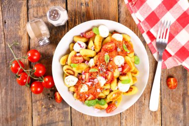 Domates soslu gnocchi ve mozzarella.