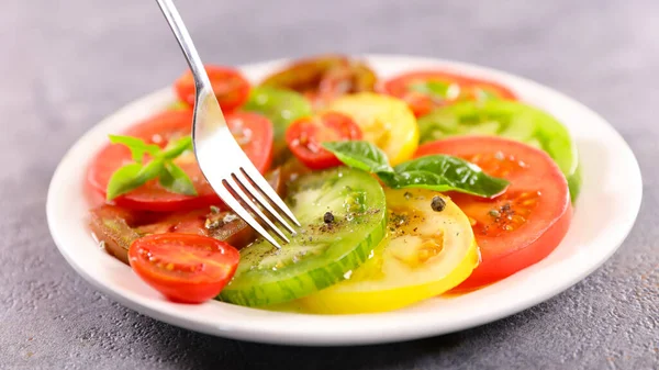 トマトサラダにオリーブオイルとバジル — ストック写真