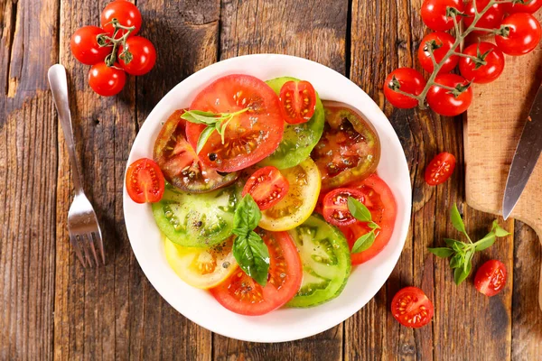 Zeytinyağı Fesleğenli Domates Salatası — Stok fotoğraf