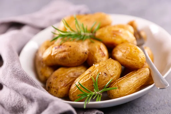 烤土豆和迷迭香 — 图库照片