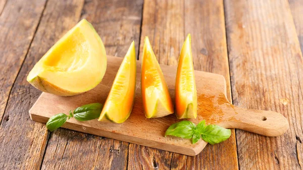 Fetta Melone Fresco Tavola Legno — Foto Stock