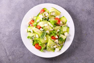 sarımsaklı, domatesli ve peynirli salata dilimleri.