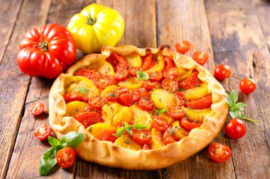 Taze fesleğenli domates kiş.