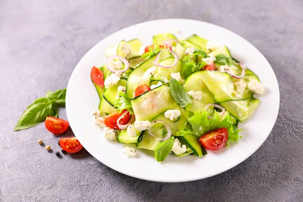 Calabacín Rebanadas Ensalada Con Ajo Tomate Queso Feta —  Fotos de Stock